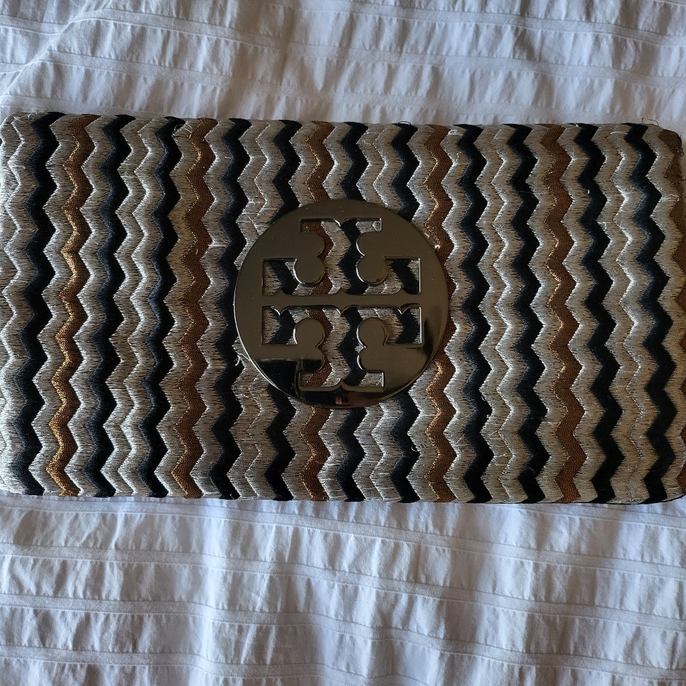 100% authentic guaranteed Tory Burch Reva purse in great condition